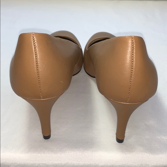 New Women's Lord & Taylor Nude Leather Pump Heels - Picture 5 of 11